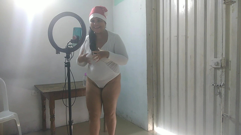 Adribella69: Adribella69 kocası gelmeden önce üvey erkek kardeşini sikiyor