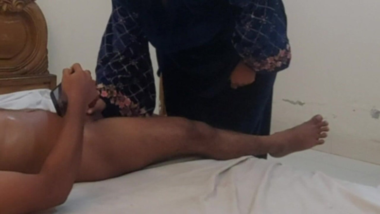 Your Boy's Cum: Египетская горячая мачеха-милфа трахает своего бывшего бойфренда на кровати пасынка, когда ее мужа нет дома