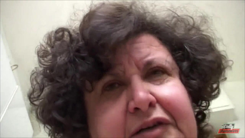 Vere Casalinghe Italia.: Chubby old woman uses toilet brush to masturbate