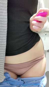 私はバスルームでバイブレーターをつけています