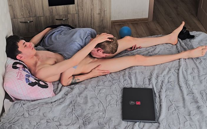 Max Gen: Ho beccato il mio amico etero che si masturbava il...