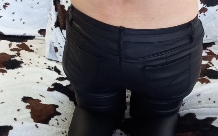 Fia studio: Cam Show in Leather Pants