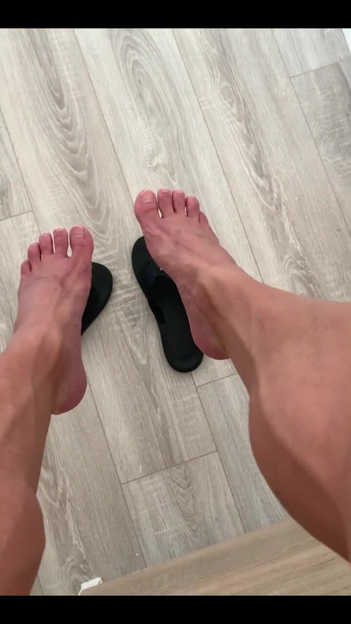 Jasons feet: ‪you Are so Small Under My Feet