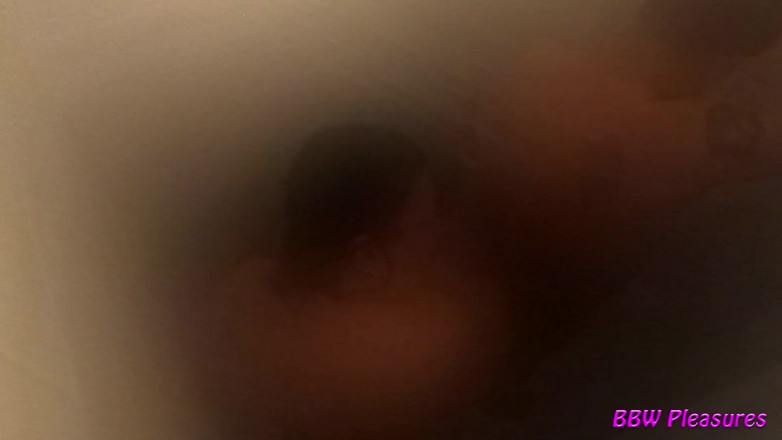 BBW Pleasures: 露出狂BBWカップルシャワー