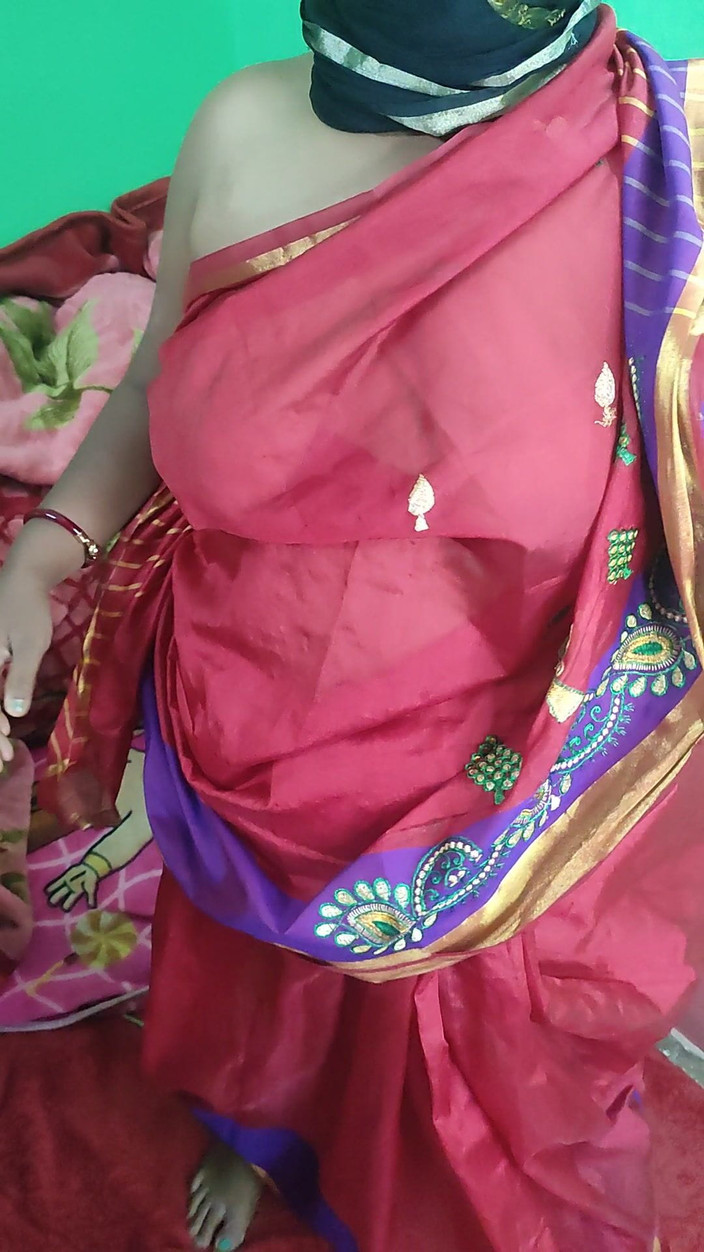 Indianbhabi2: インドの曲線美のbhabiダンスに再shareeと彼女の裸の体を示す