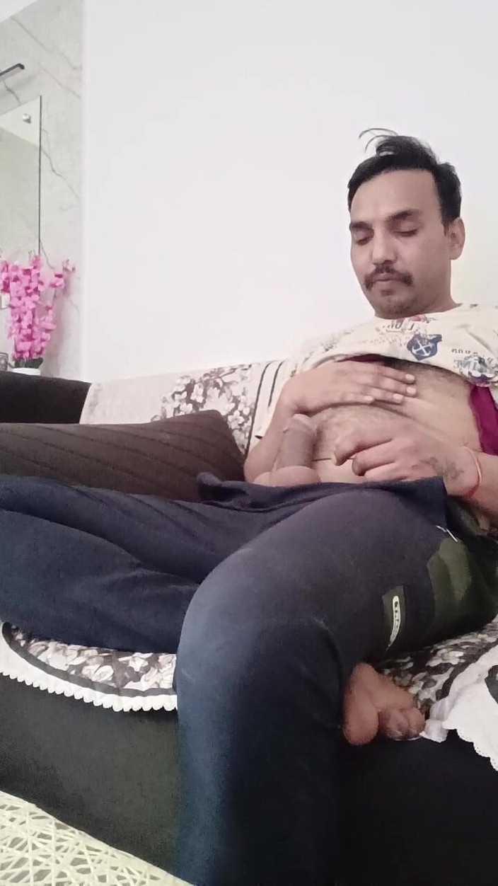 Rajasthani-old-lover: Masturbuje się na mojej kanapie oglądając telewizję