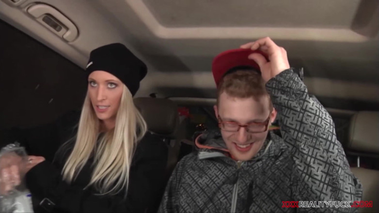 Czech Pornzone: Betul-betul di sini dalam kereta