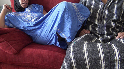 Souzan Halabi: Гаряча британська мусульманська мамка мастурбує волохату пизду для пасинка