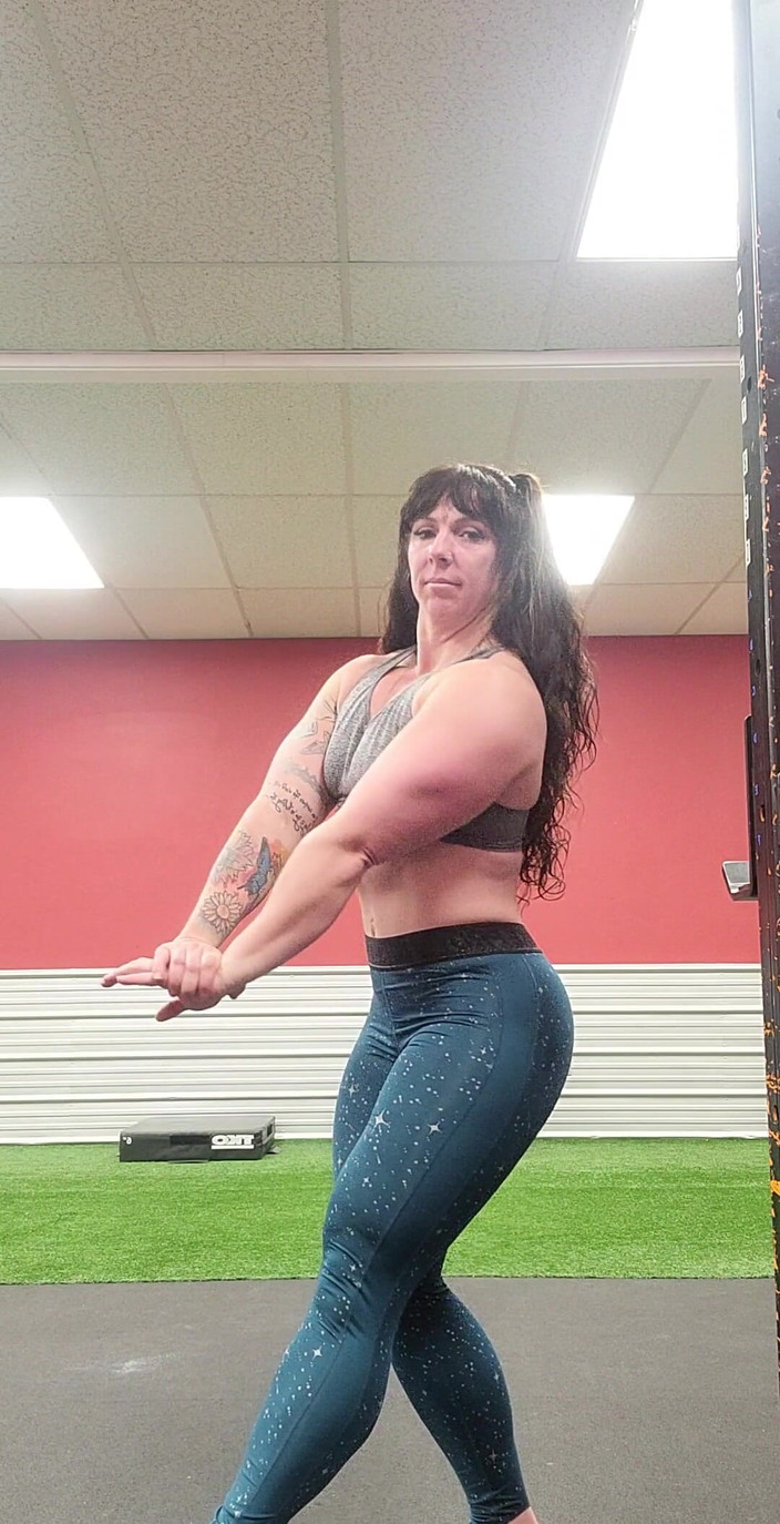 Ecko Belle: Кому нравится слышать, как я хрю, когда я позирую мои мышцы, показывая мою силу?