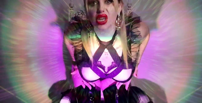 Goddess Misha Goldy: 你无法抗拒我和我的热辣身体，所以你必须付出代价。你无法隐藏你的阴茎需要什么。