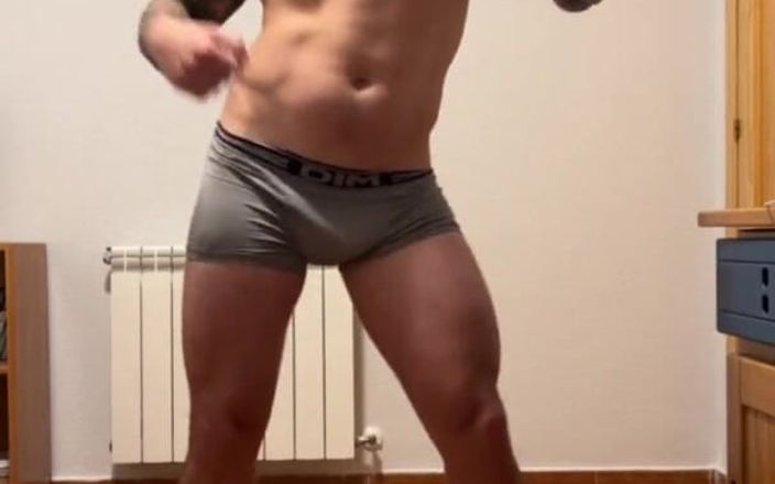 BoyGym: Büyük götlü dans eden boygym modeli