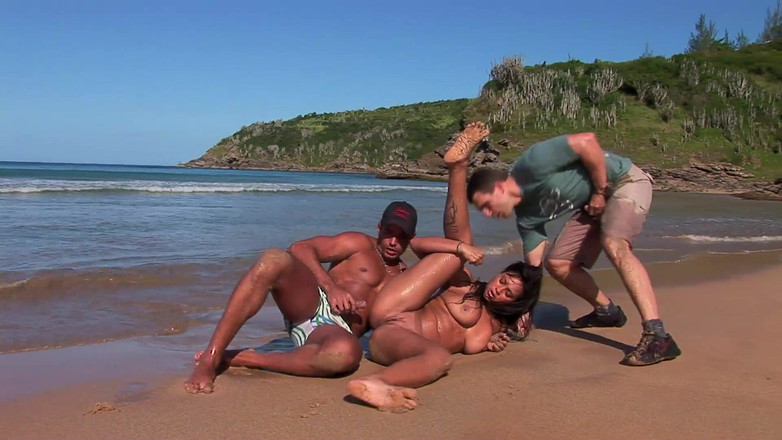 Foxy Desire: ババルは砂浜の各穴にペニスを取ります