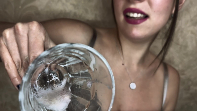 Hottie goddess: Mucus Mastery 嘴唇与口红和在玻璃里吐口水