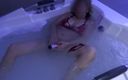 Ardientes 69: 熟女人妻在汽车旅馆按摩浴缸里用她巨大的假阳具做爱