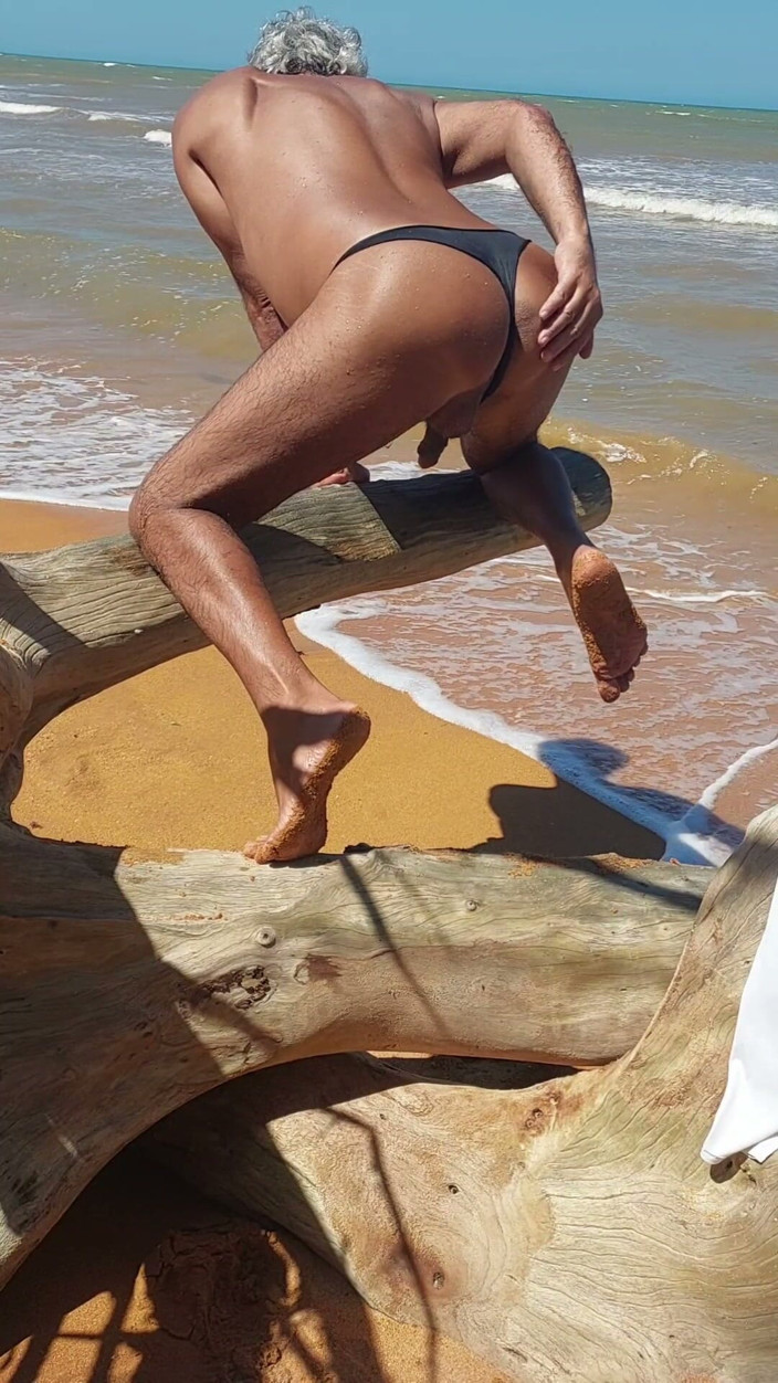 Ladysilvas: Ladysilva travestiet op het strand in slipje wat een hete...