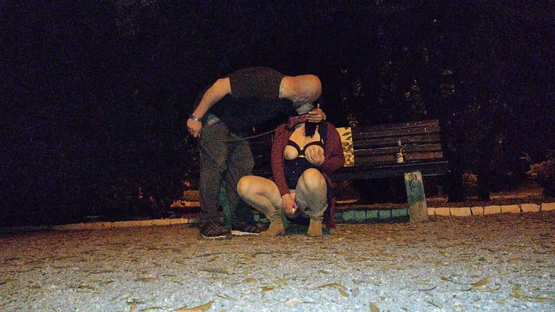 Toilet Mommy: Contrôlé Et En Laisse Dans Un Legging Et Des Bottes...