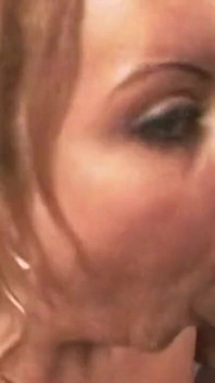 Klap-gelukkige blonde milf neemt diepe slagen op zijn hondjes
