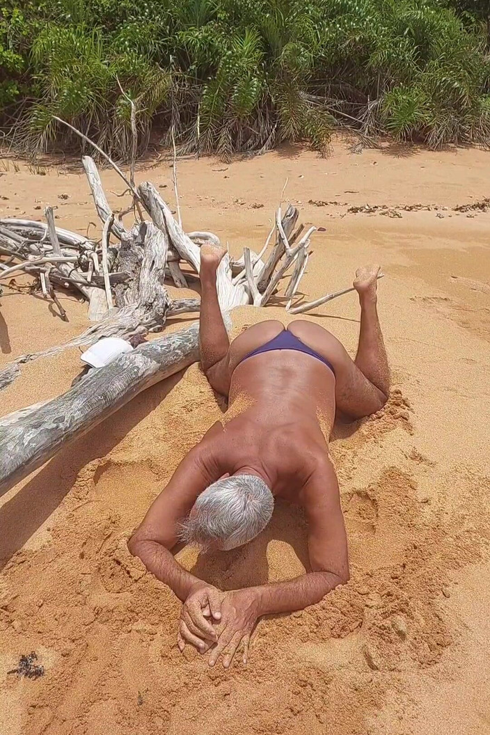 Ladysilvas: Ladysilva în bikini pe plajă, fundul ei foarte sexy