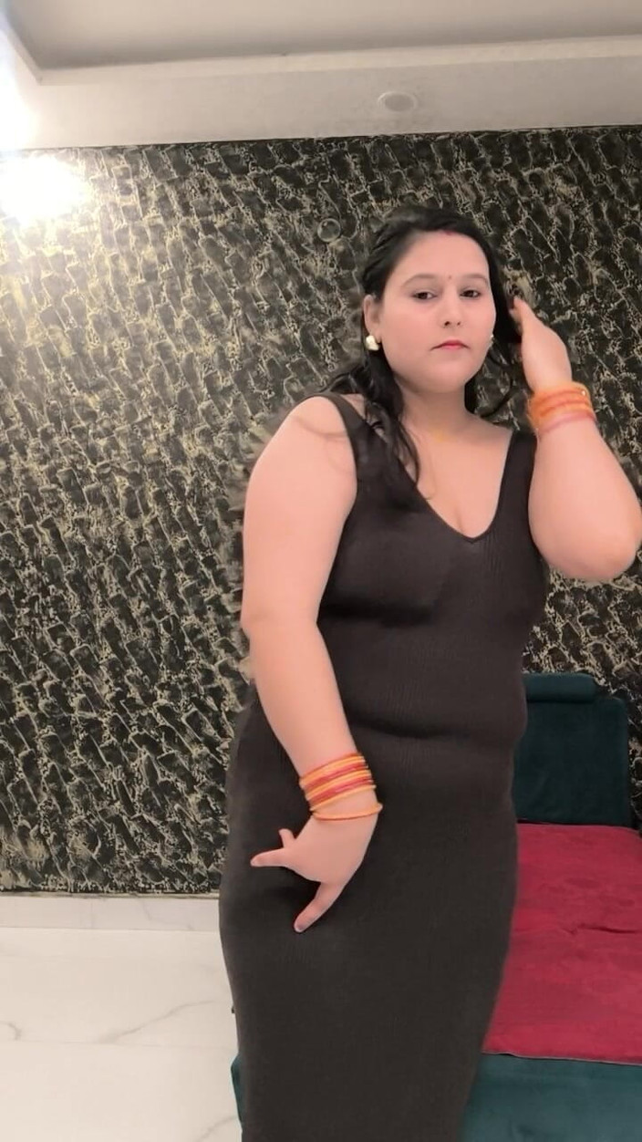 Puja555: Puja Bhabhi speelt met grote borsten