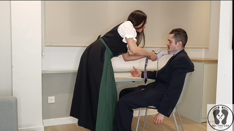 All You Can Fetish: Měla na sobě tradiční rakouský dirndl, vyhoněla ho
