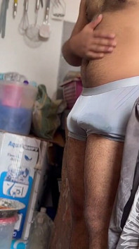 Wow, prima oară când văd cocoșul uriaș al colegului de cameră
