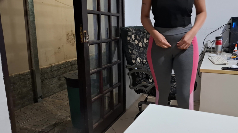 Gabi SweetCouplesStories: Мастурбирует ее верблюжью лапку на столе с помощью соседа