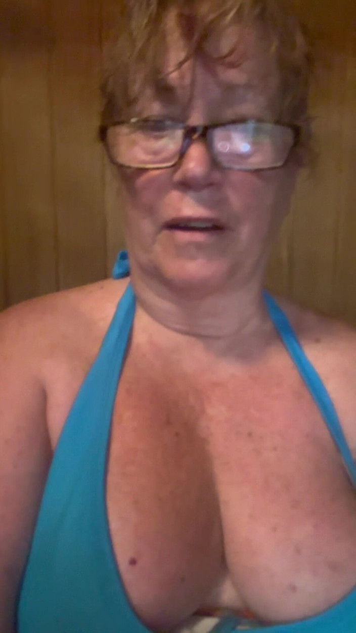 Big Ass 4 U: 사우나에서 내 젖탱이를 짜내