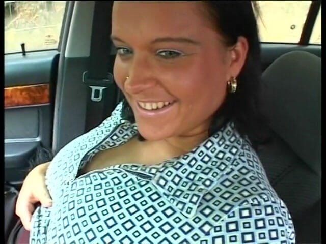 Horny Two really wet MILFs: Une femme pulpeuse à gros nichons se fait baiser après s'être...