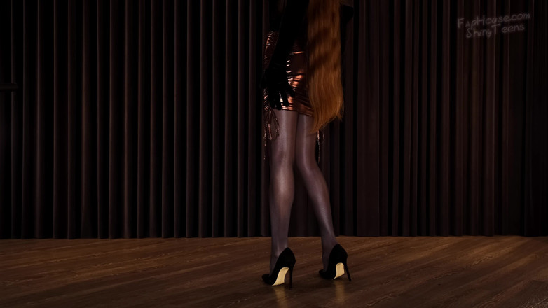 Shiny teens: Pantyhose mengkilap 915, rok mini perunggu dan sarung tangan