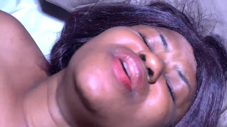 Ebony Legeng: 19살 소년을 하드코어로 유혹하는 짧은 밀프