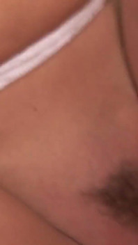 Un serveur excité baise une bombasse sexy après avoir servi sa Bourgogne