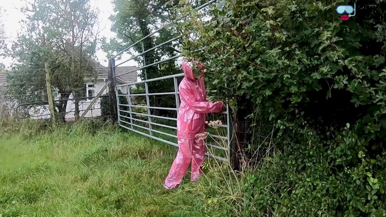 UKCuteGirl Lucy Lauren: Przezroczysta odzież przeciwdeszczowa Lucy i na zewnątrz publiczne cipki złośliwiec