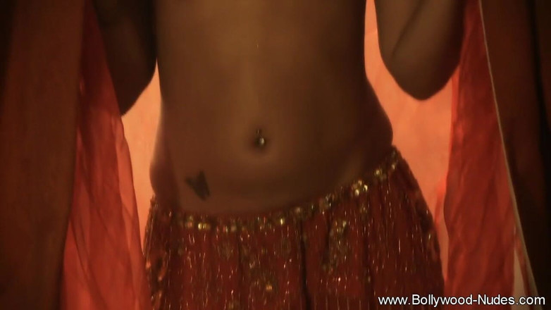 Bollywood Nudes: 彼女の裸の体が生きているのを感じる