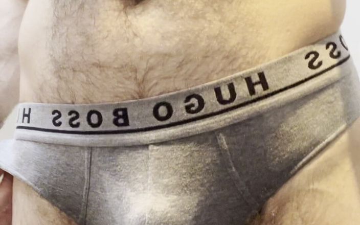 Hairy Otter: Masturbándose en el gimnasio con una gran corrida