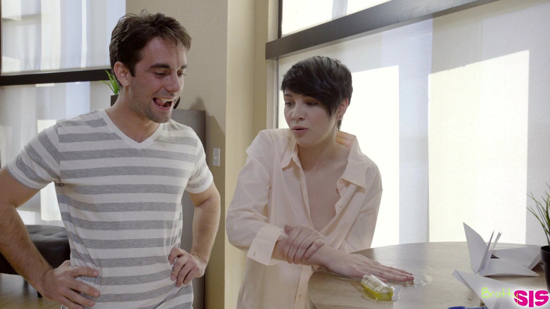 BrattySis: Vast op mijn stiefzus - s2e7