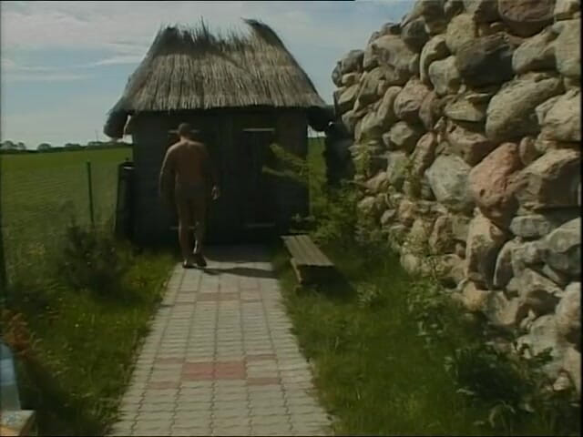 Big Tits World: Schattige teef geeft een pijpbeurt in een badkamer!
