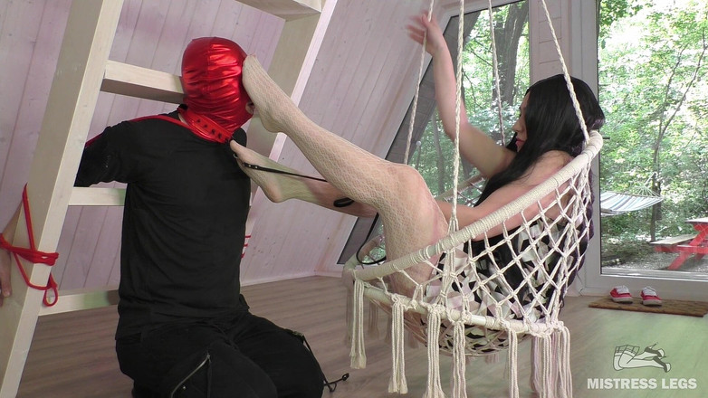 Mistress Legs: Căluș cu picioarele și venerarea curului stăpânei în ciorapi de plasă albă...