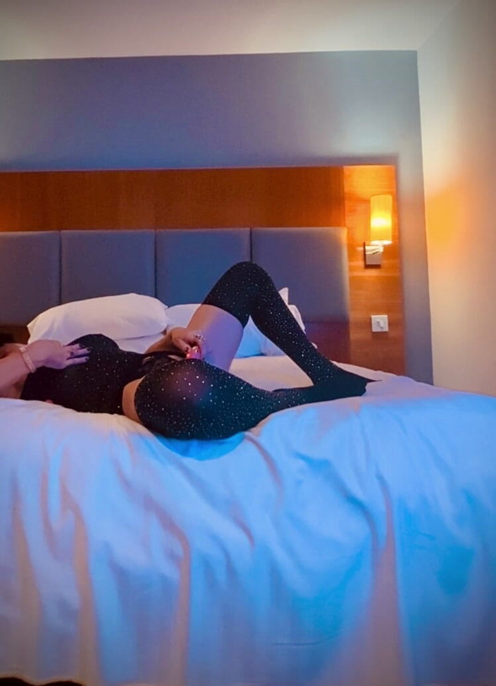 Ava Wild: Приходьте пограти з Авою Вайлд та її іграшками