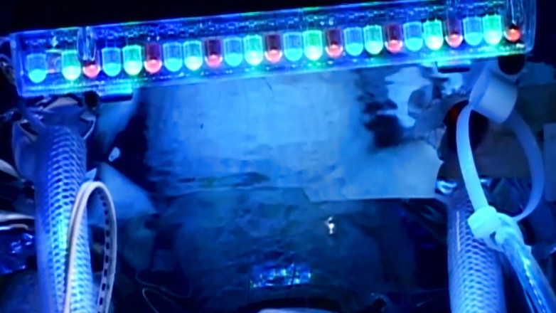 Alfacontent: 杰出的金发荡妇在她的小穴深处被一根满体的鸡巴