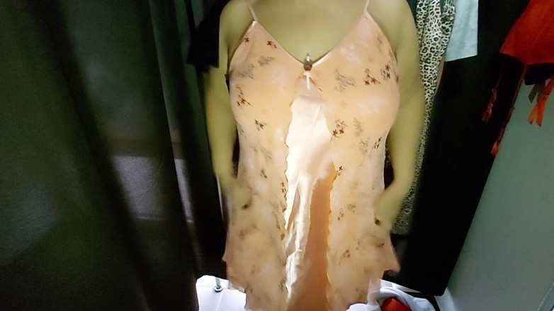 Sexi Ledy: Sexy lady trying on lingerie in fitting room