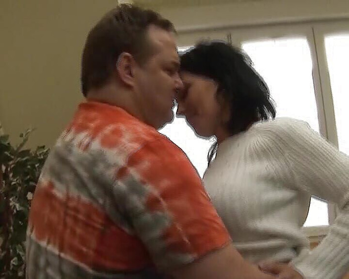 Enjoy German porn: Calda signora tedesca con capelli scuri viene coperta di sborra...