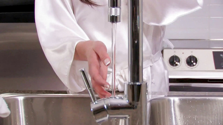 Toy Sluts: Perra y su vibrador de huevos en la cocina