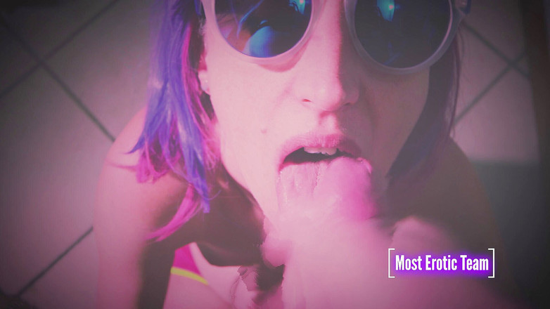 Most Erotic Girl: Awek kolej memberikan blowjob di bilik bertukar, pancutan mani di...