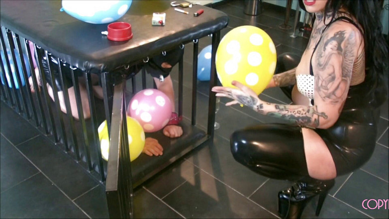 Domina Lady Vampira - SM Studio Femdom Empire: Domination en ballon sexy 2/2