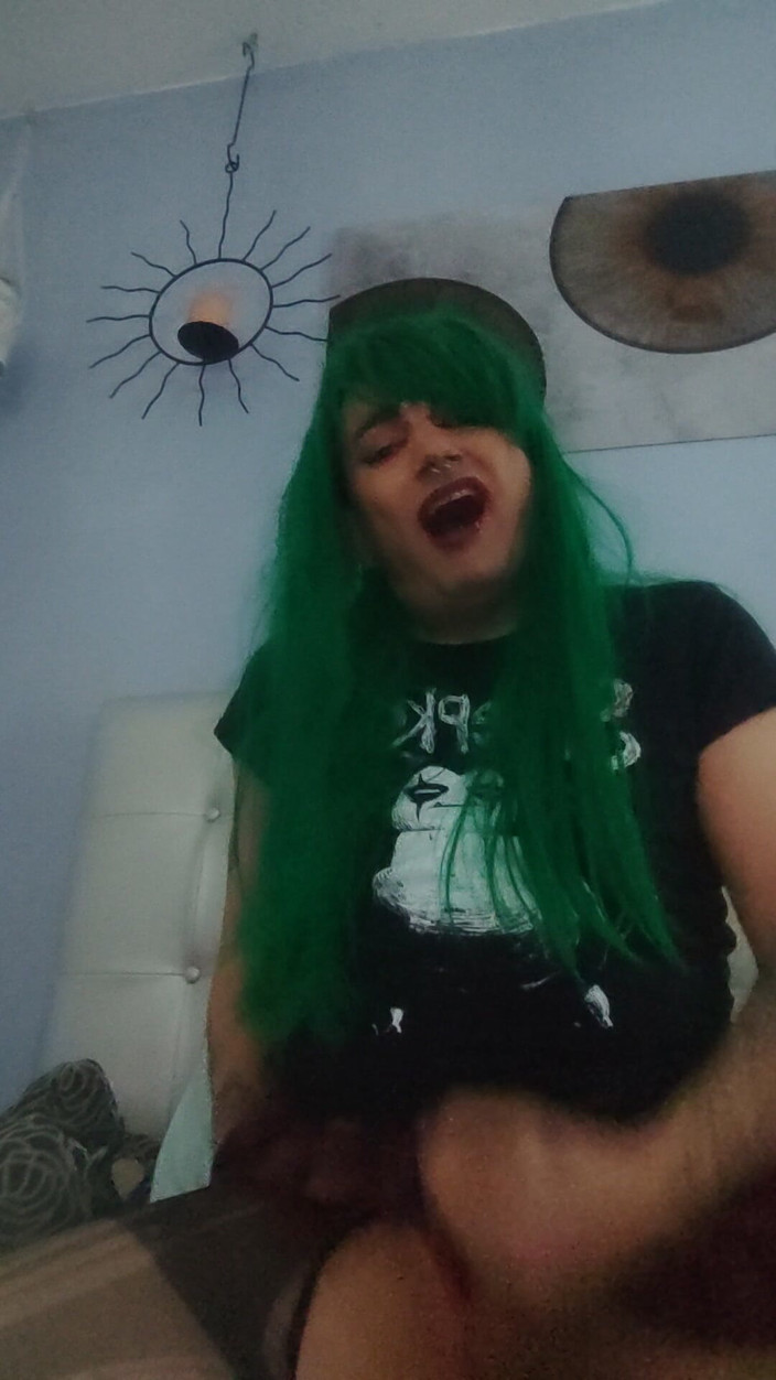 Alicia Moonkalation: Německý punk Shemale dává sólo orgasm