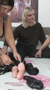 S kamarádem Dai Belanem, vybírám si dilda na šukání femboye a mluvíme o děvkách, které jsem dělal