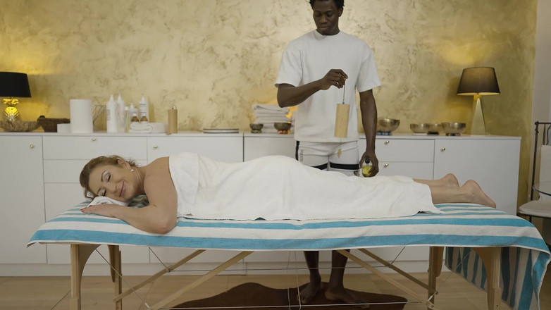 Erotic Planet Studio: ホットな熟女はお尻と口の大きな黒いチンポが大好きです