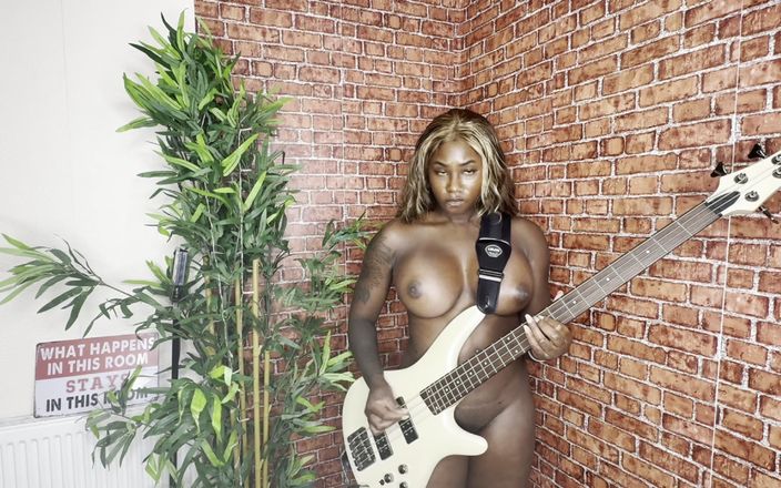 Xeinna Rose: Nackte bass-cover - fall out boy - tanzen