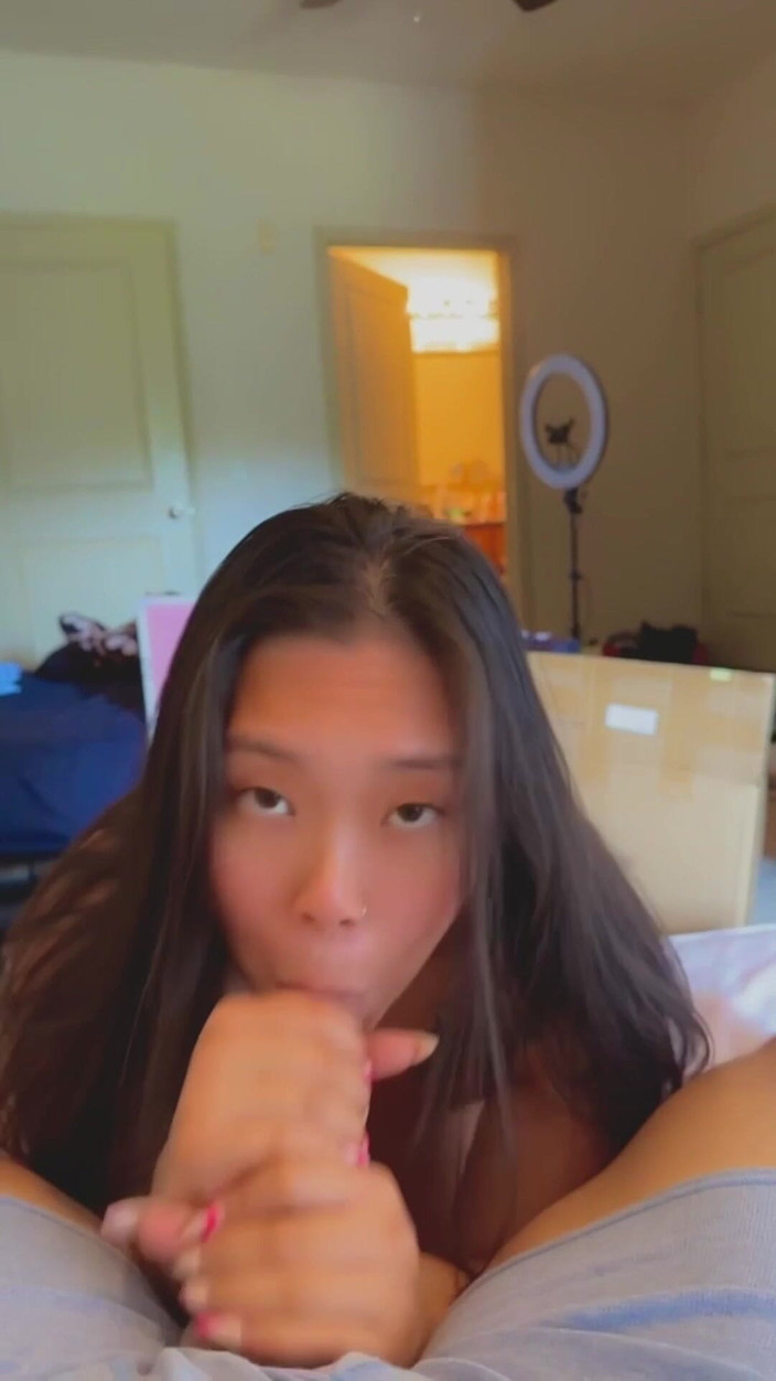 ThiccAsianMimi: Dole na kolenou kouří jako dobrá asijská děvka Obrovský výstřik...