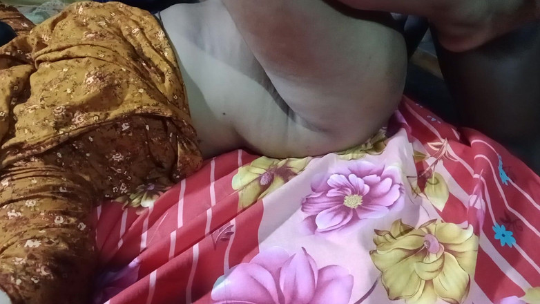 Desimombd: 新婚妻子和她的男朋友在丈夫面前重口味性爱